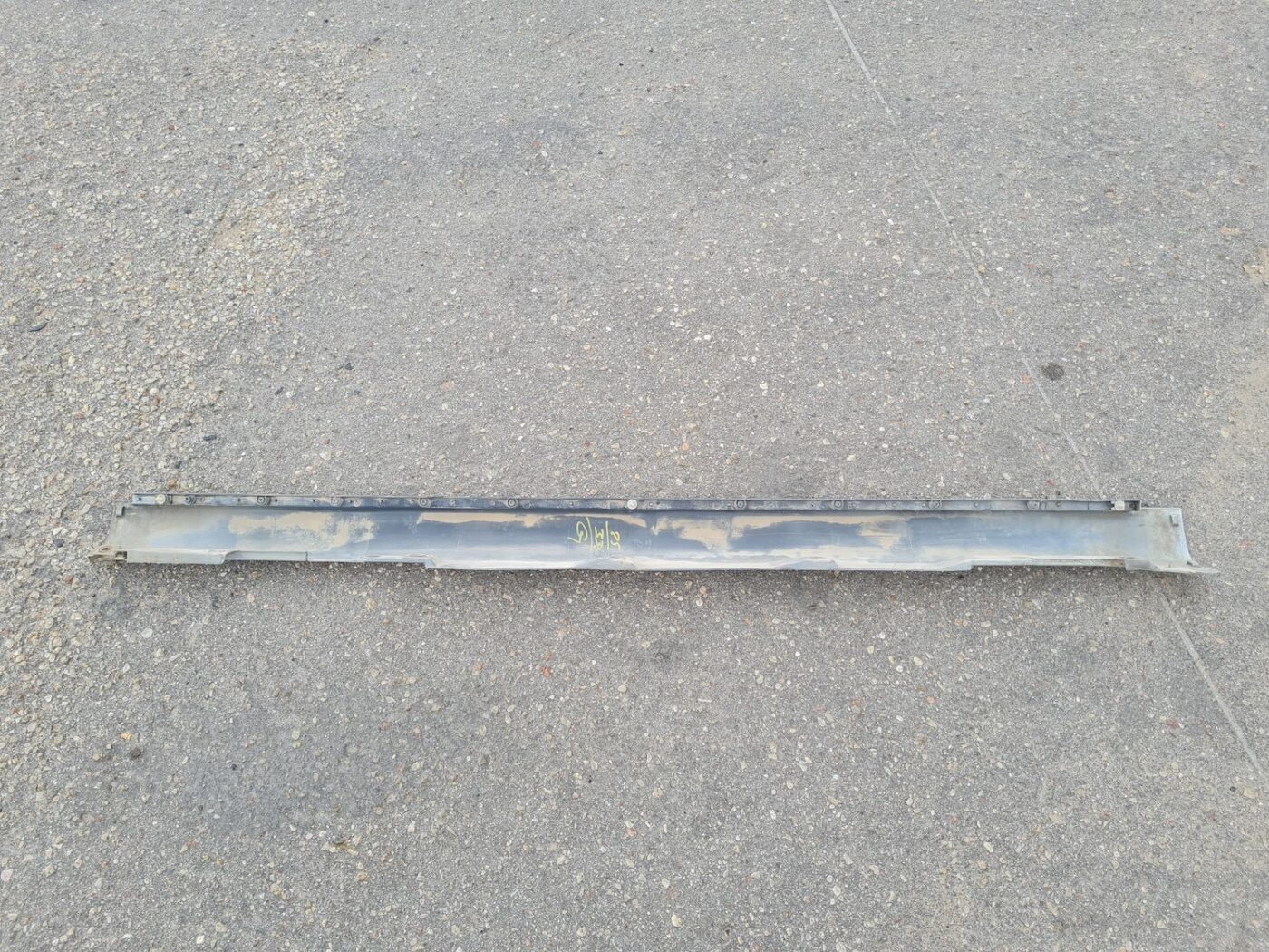 Ārēja sliekšņa kreisa uzlika priekš TOYOTA COROLLA VERSO 2005 4 Ārēja sliekšņa kreisa uzlika priekš TOYOTA COROLLA VERSO 2005