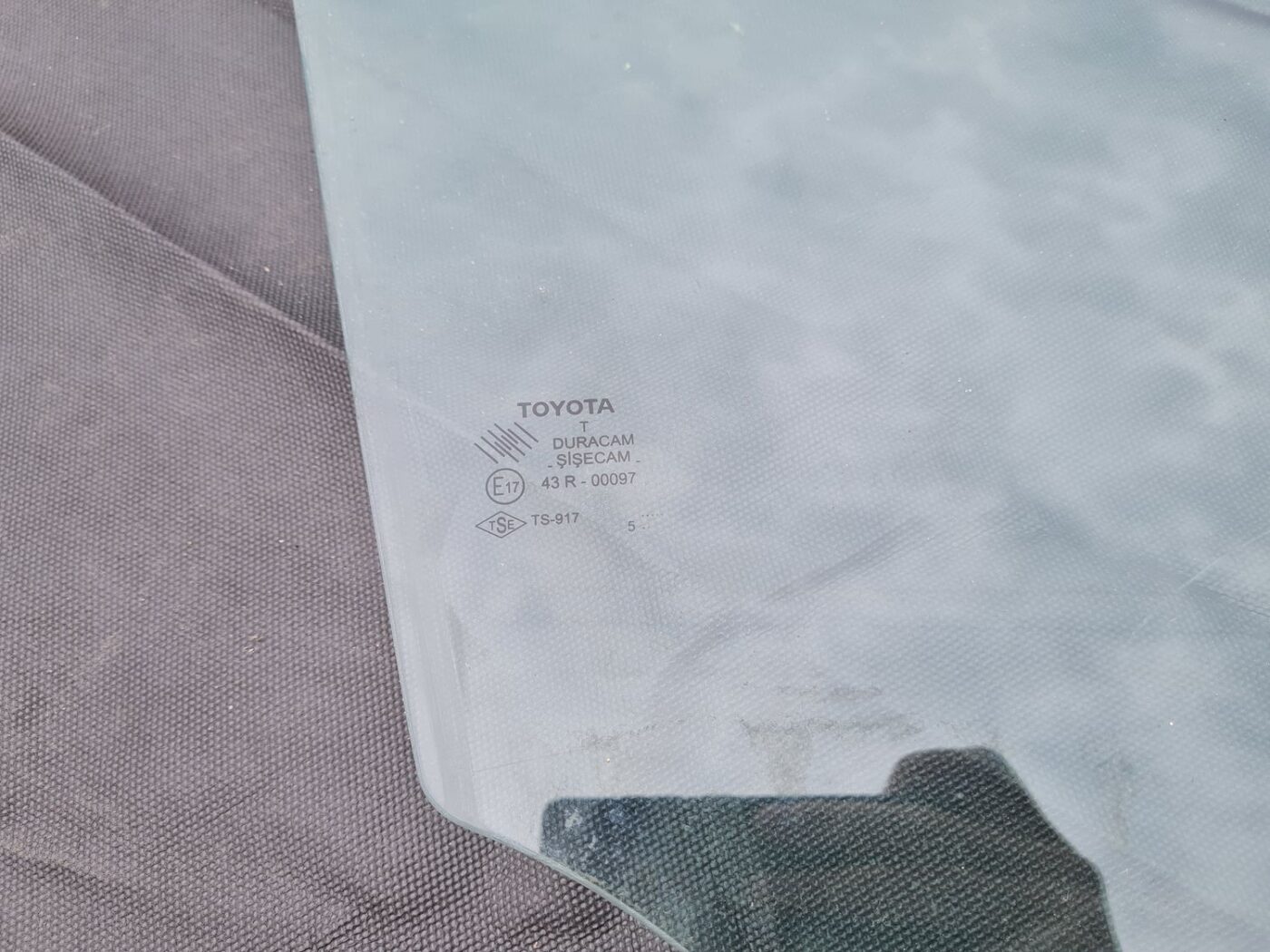 Priekšējo labo durvju stikls priekš TOYOTA COROLLA VERSO 2005