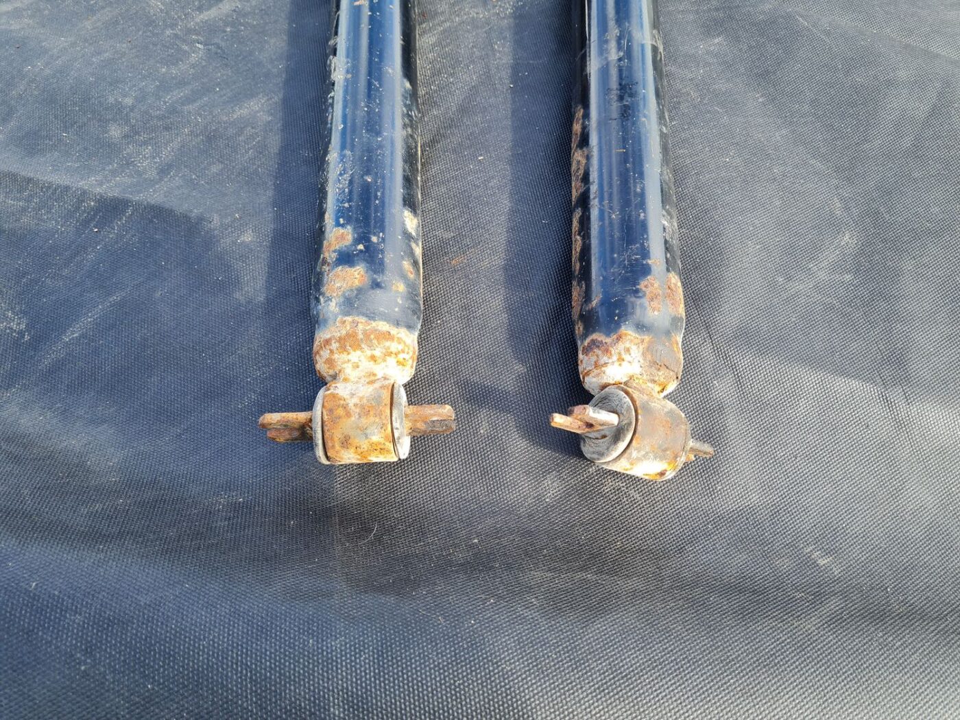 Priekšējais amortizators priekš JEEP GRAND CHEROKEE 2004 2 Priekšējais amortizators priekš JEEP GRAND CHEROKEE 2004