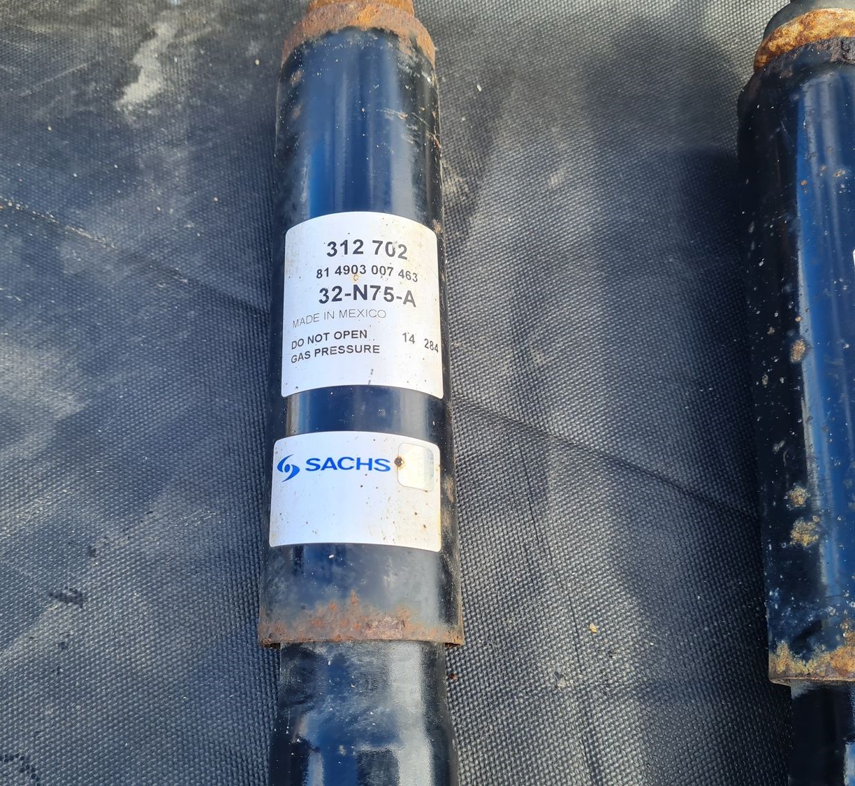 Priekšējais amortizators priekš JEEP GRAND CHEROKEE 2004 4 Priekšējais amortizators priekš JEEP GRAND CHEROKEE 2004