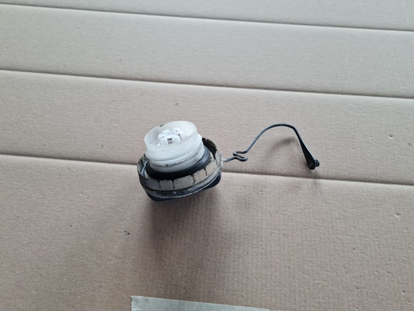 Degvielas uzpildes korķis priekš TOYOTA AVENSIS 2012 2 Degvielas uzpildes korķis priekš TOYOTA AVENSIS 2012