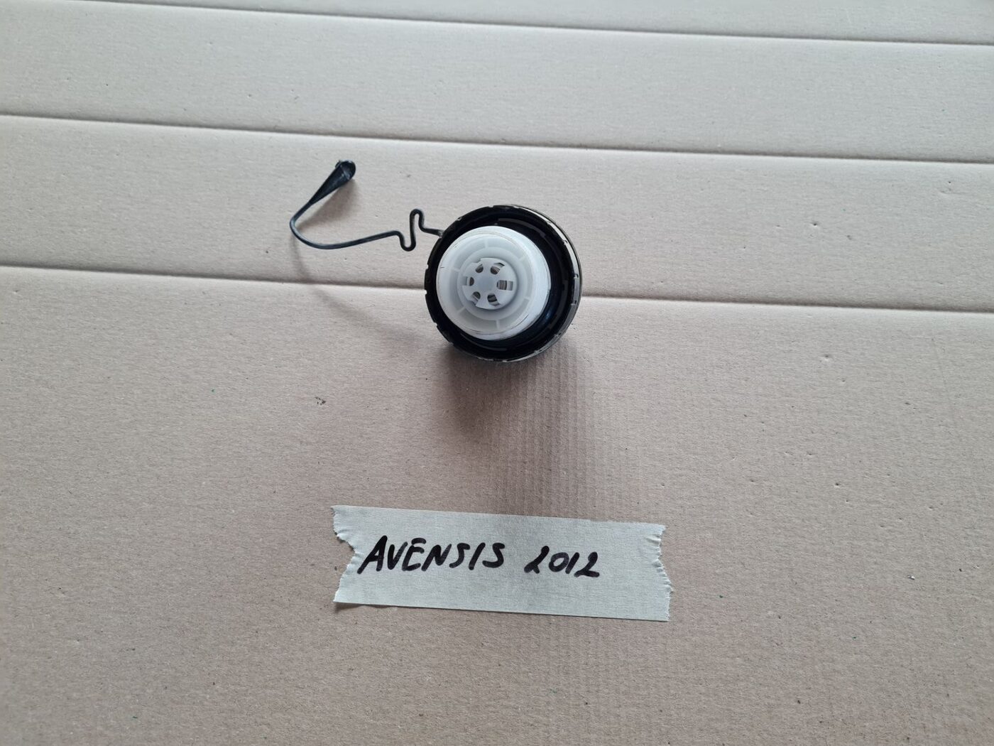 Degvielas uzpildes korķis priekš TOYOTA AVENSIS 2012 3 Degvielas uzpildes korķis priekš TOYOTA AVENSIS 2012