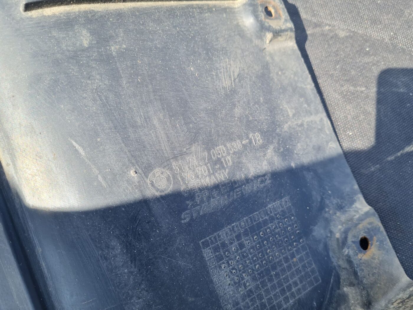 Priekšējais labais dubļu aizsargs priekš BMW 520D E60 2006 ENG. 3 Priekšējais labais dubļu aizsargs priekš BMW 520D E60 2006 ENG.