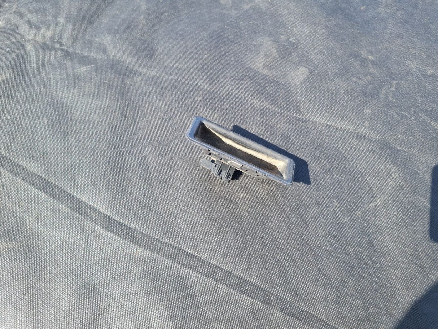 Bagažnieka vāka rokturis priekš BMW 520D E60 2006 ENG. 1 Bagažnieka vāka rokturis priekš BMW 520D E60 2006 ENG.