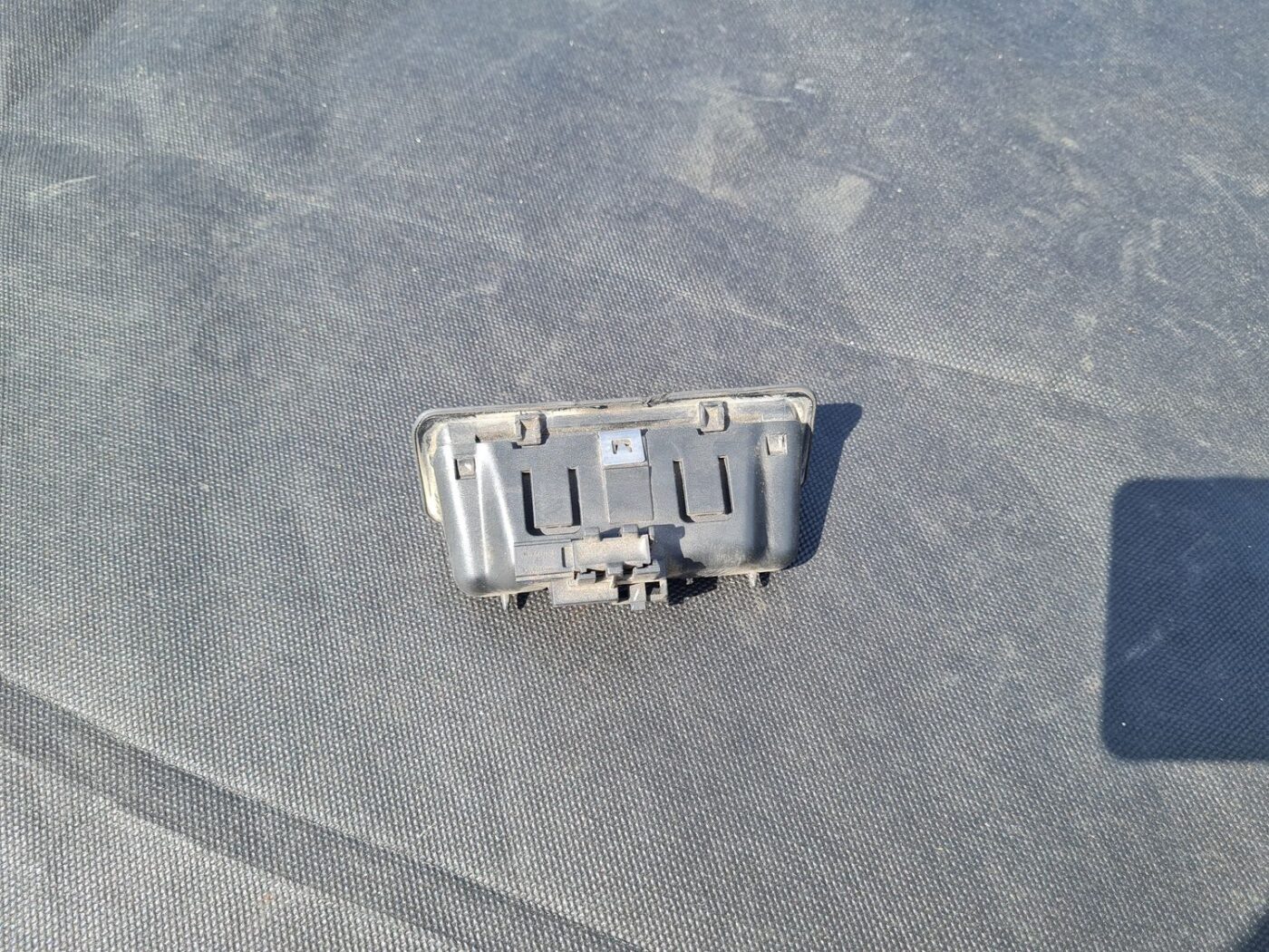 Bagažnieka vāka rokturis priekš BMW 520D E60 2006 ENG. 2 Bagažnieka vāka rokturis priekš BMW 520D E60 2006 ENG.