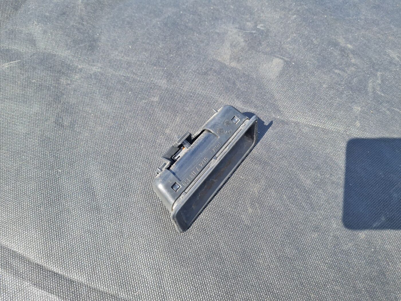 Bagažnieka vāka rokturis priekš BMW 520D E60 2006 ENG. 4 Bagažnieka vāka rokturis priekš BMW 520D E60 2006 ENG.