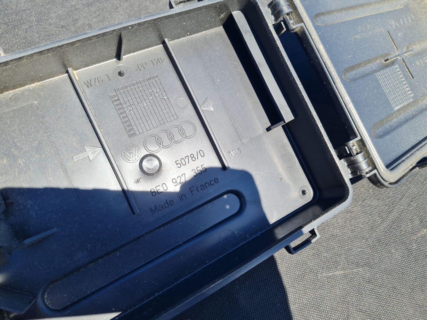 Komforta vadības bloka korpuss priekš AUDI A4 AVANT 2004