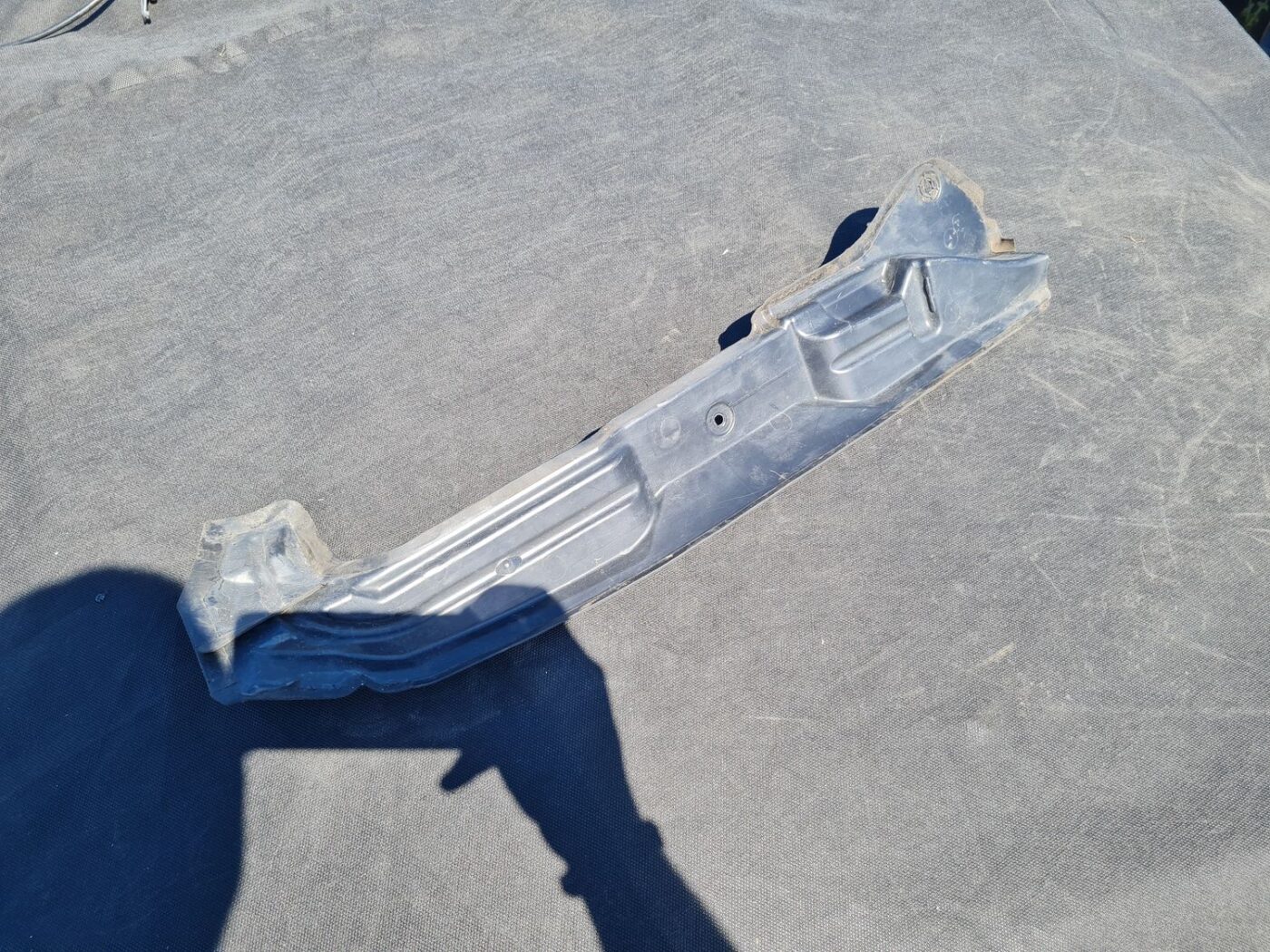 Ieliktņis starp spārnu un durvīm priekš AUDI A4 AVANT 2004 1 Ieliktņis starp spārnu un durvīm priekš AUDI A4 AVANT 2004