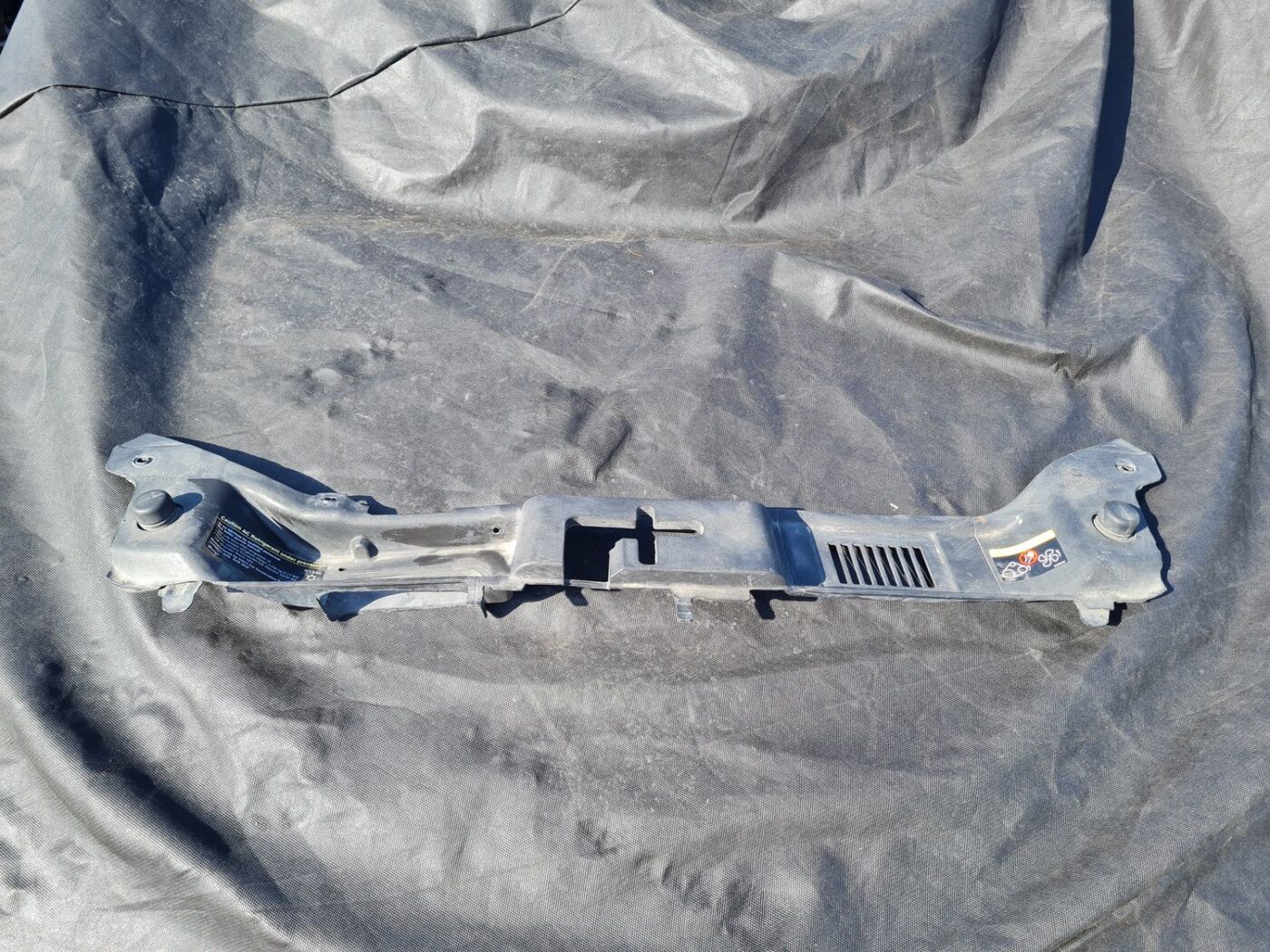 Radiatoru augšēja uzlika priekš VOLVO S40 2007 1 Radiatoru augšēja uzlika priekš VOLVO S40 2007