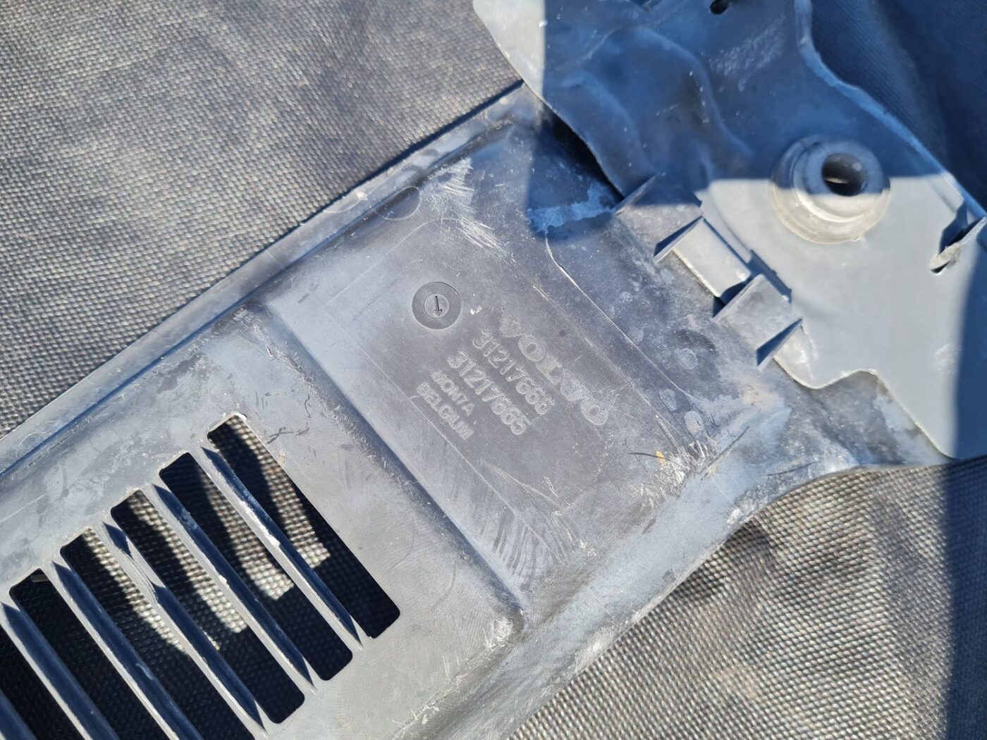 Radiatoru augšēja uzlika priekš VOLVO S40 2007 3 Radiatoru augšēja uzlika priekš VOLVO S40 2007