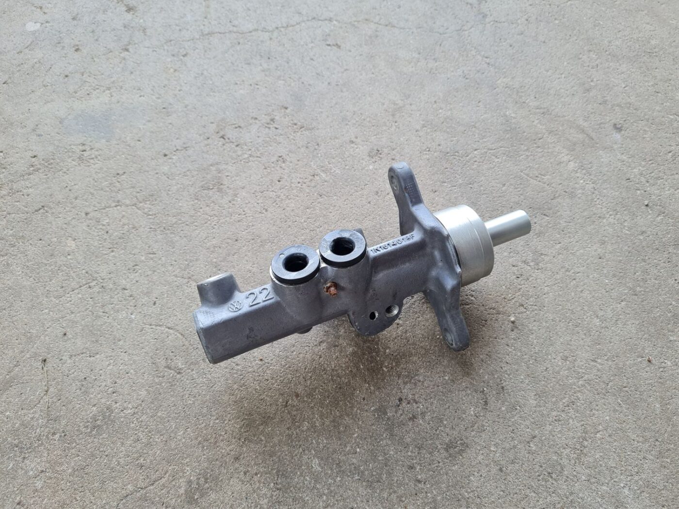 Bremžu pastiprinātāja galvenais cilindrs priekš VW GOLF 5 2006 1 Bremžu pastiprinātāja galvenais cilindrs priekš VW GOLF 5 2006