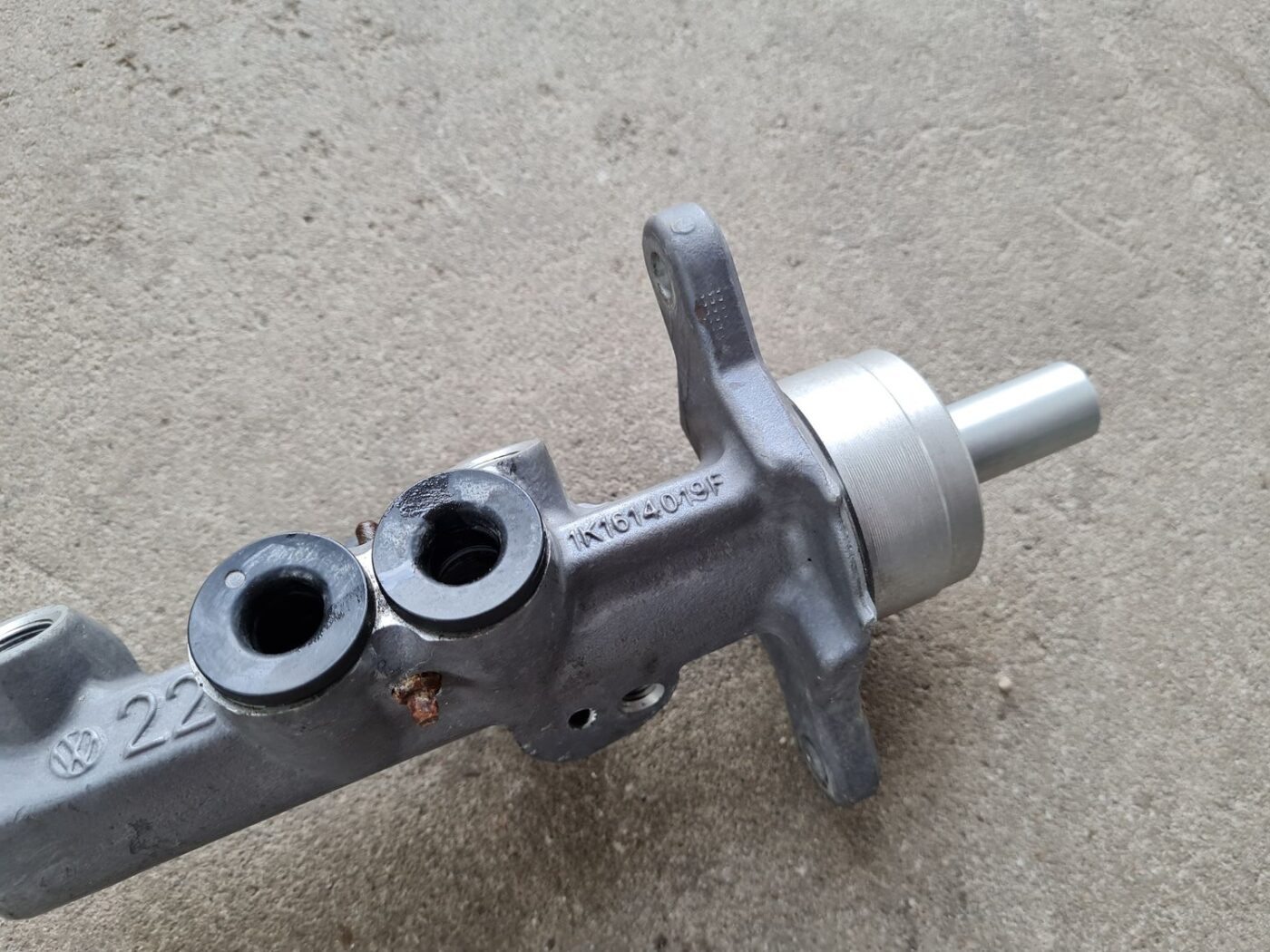 Bremžu pastiprinātāja galvenais cilindrs priekš VW GOLF 5 2006 2 Bremžu pastiprinātāja galvenais cilindrs priekš VW GOLF 5 2006