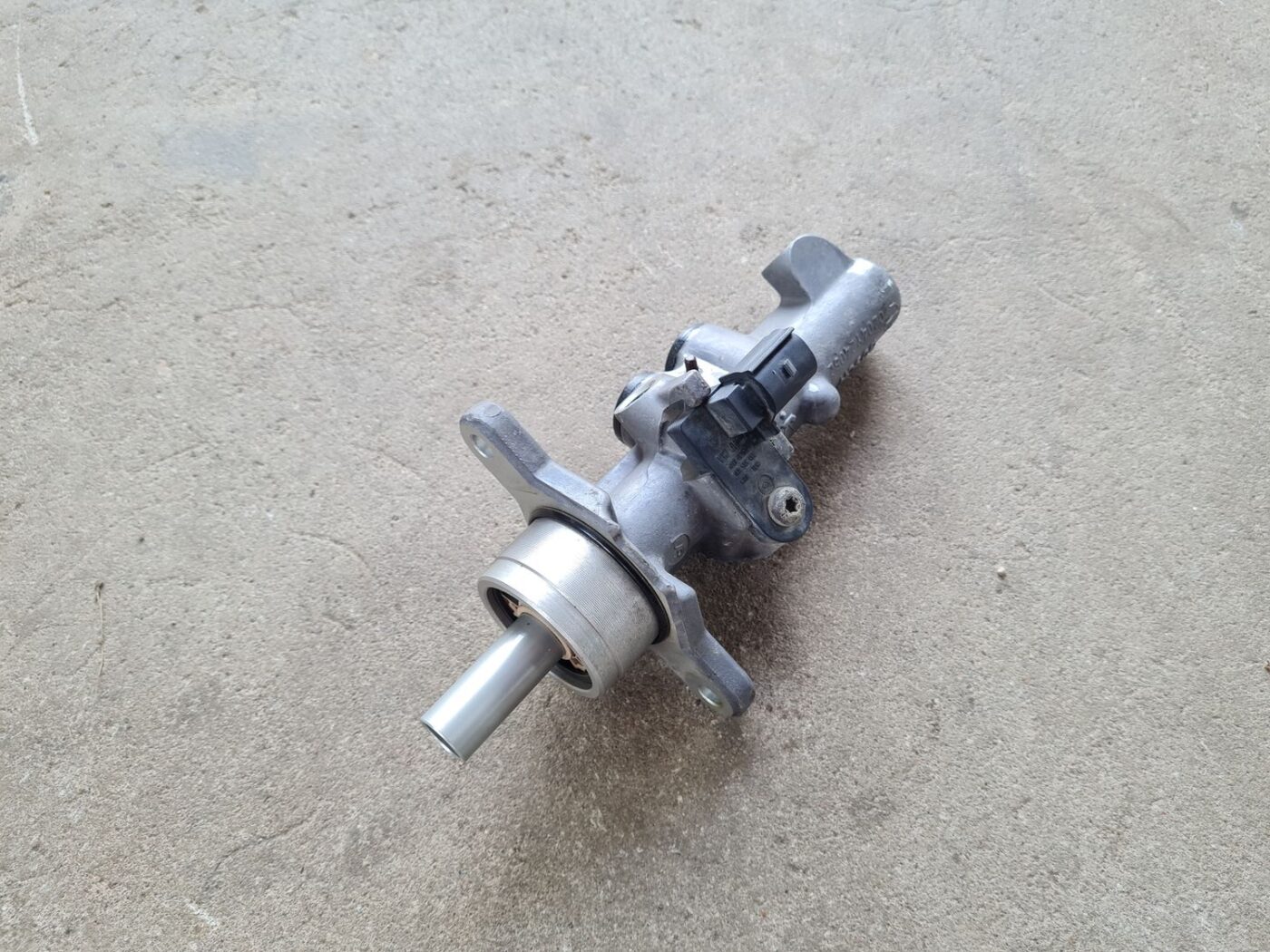 Bremžu pastiprinātāja galvenais cilindrs priekš VW GOLF 5 2006 4 Bremžu pastiprinātāja galvenais cilindrs priekš VW GOLF 5 2006