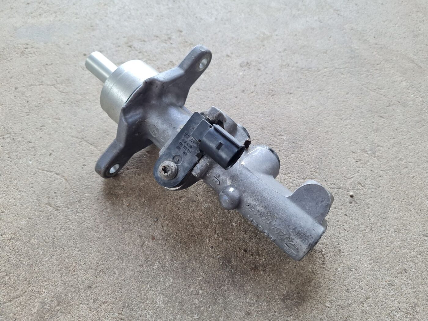 Bremžu pastiprinātāja galvenais cilindrs priekš VW GOLF 5 2006 3 Bremžu pastiprinātāja galvenais cilindrs priekš VW GOLF 5 2006