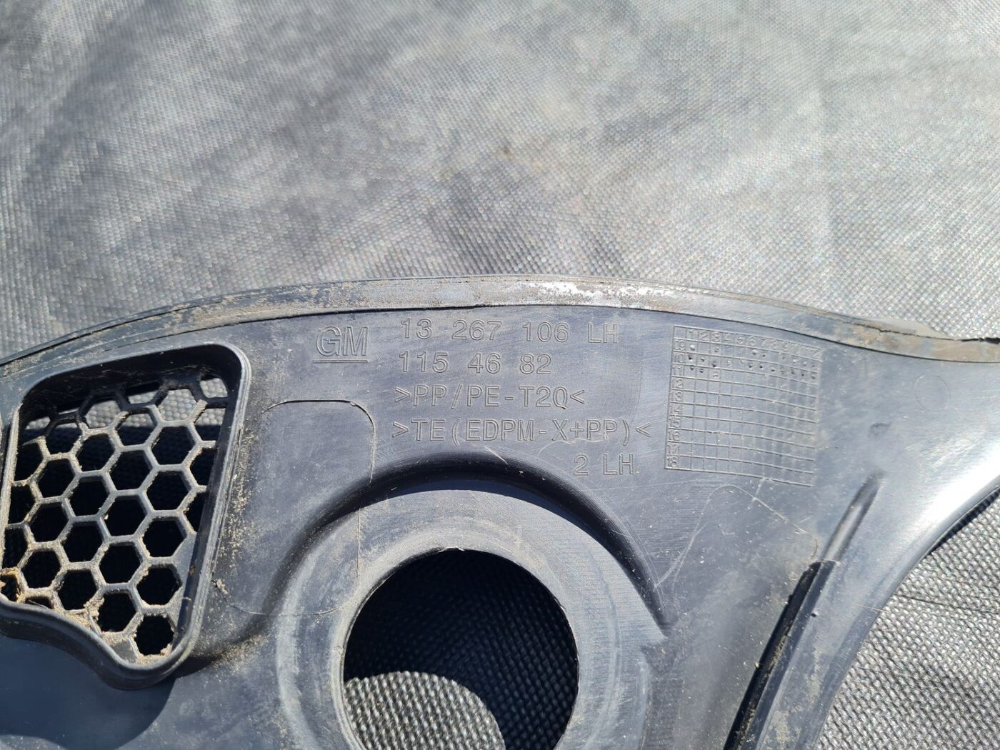 Vējstikla uzlikas (deflektora) režģis priekš OPEL ASTRA J 2011 2 Vējstikla uzlikas (deflektora) režģis priekš OPEL ASTRA J 2011