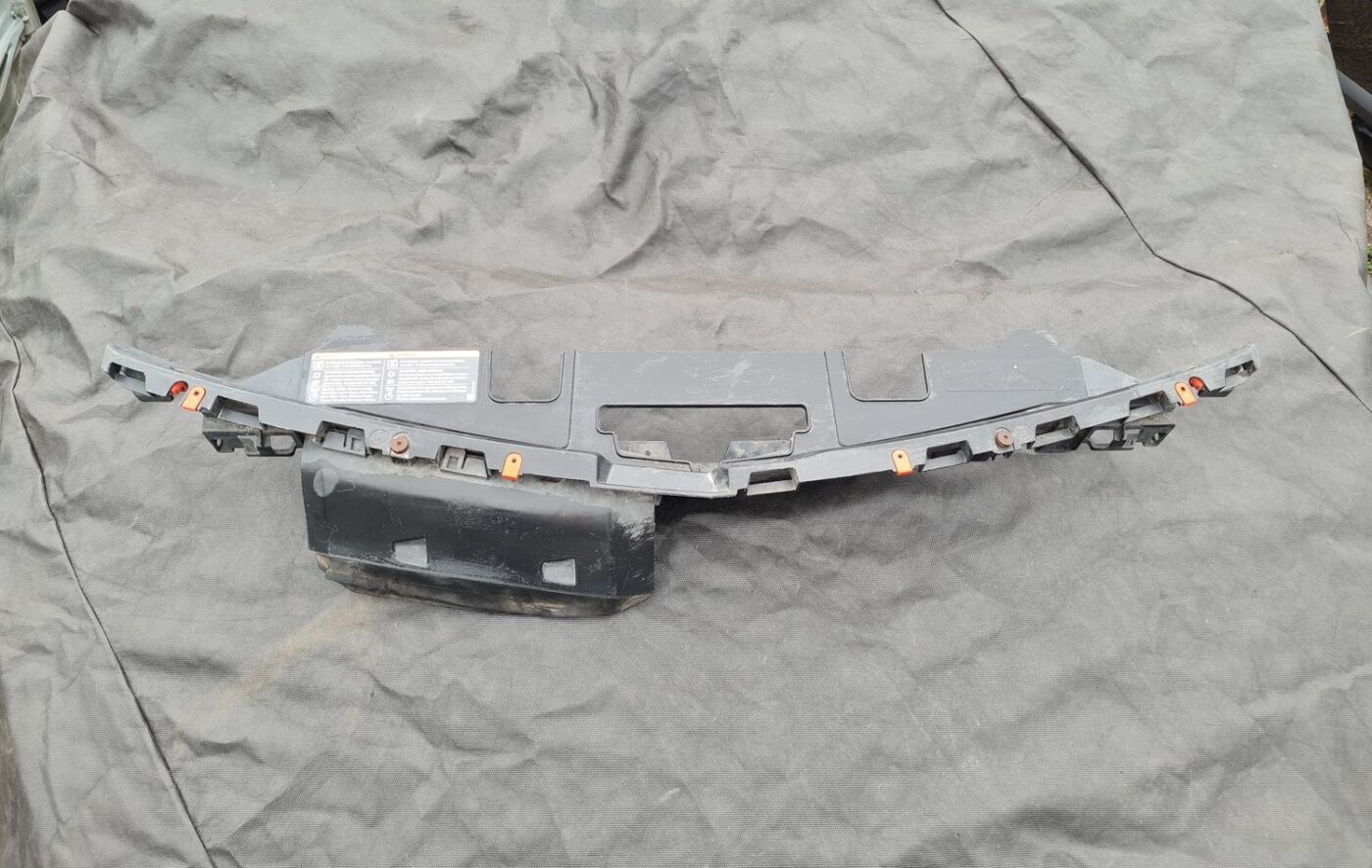 Radiatoru augšēja uzlika priekš OPEL INSIGNIA SPORTS TOURER 2010