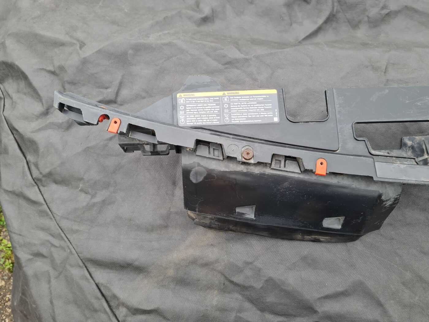 Radiatoru augšēja uzlika priekš OPEL INSIGNIA SPORTS TOURER 2010