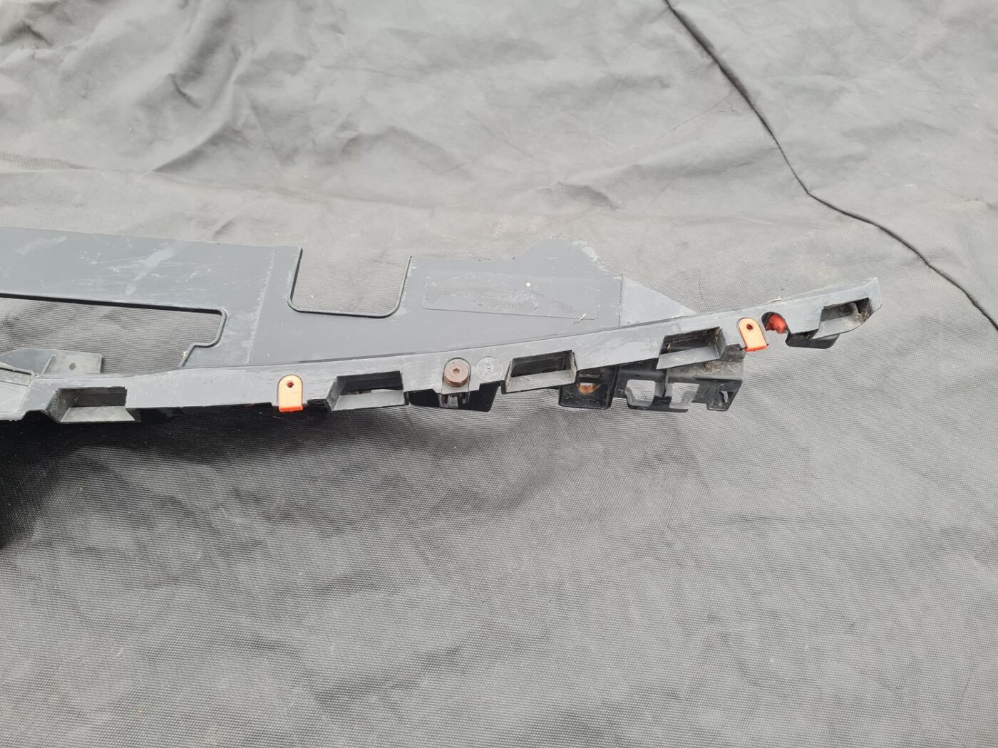 Radiatoru augšēja uzlika priekš OPEL INSIGNIA SPORTS TOURER 2010