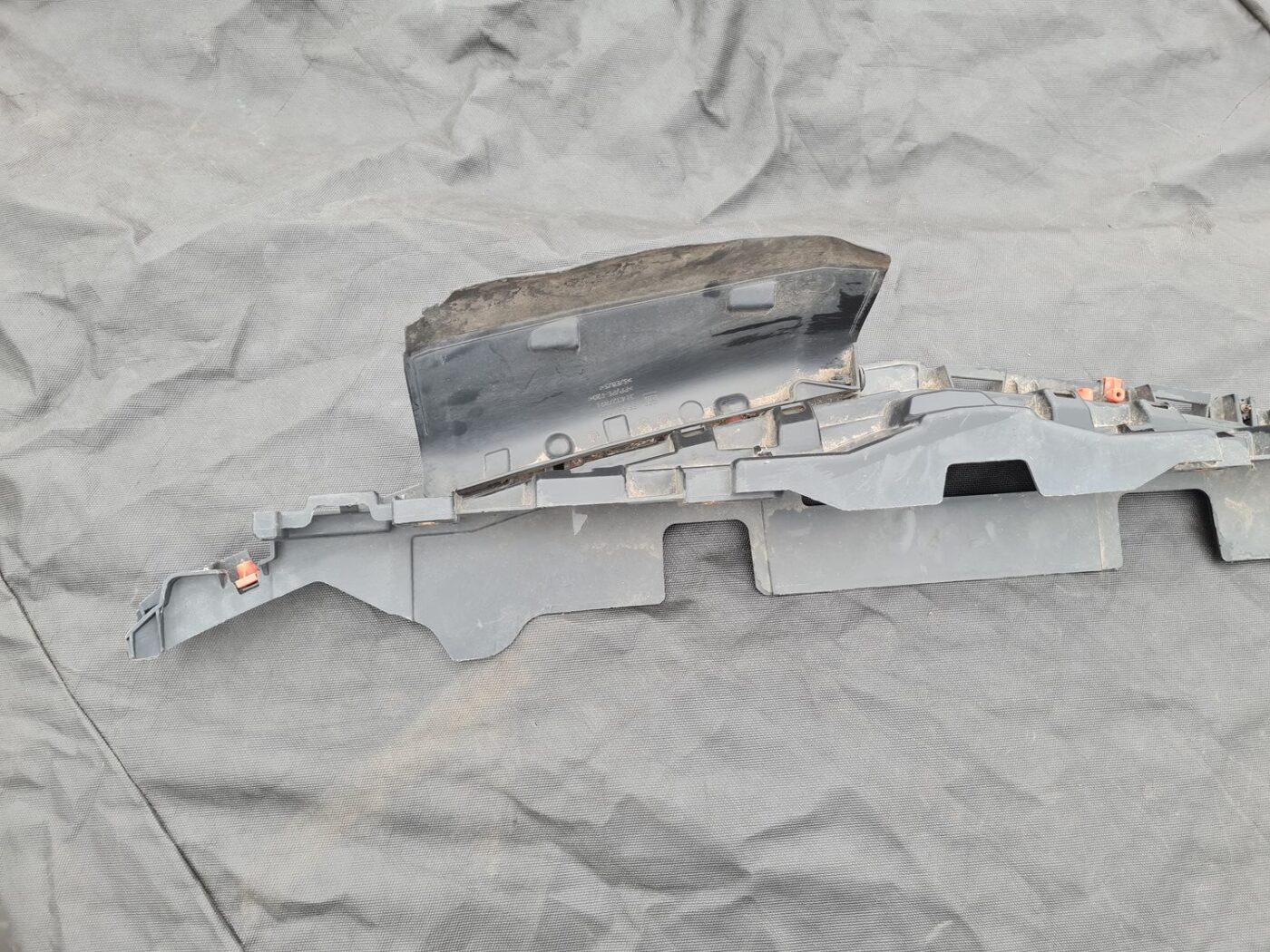 Radiatoru augšēja uzlika priekš OPEL INSIGNIA SPORTS TOURER 2010