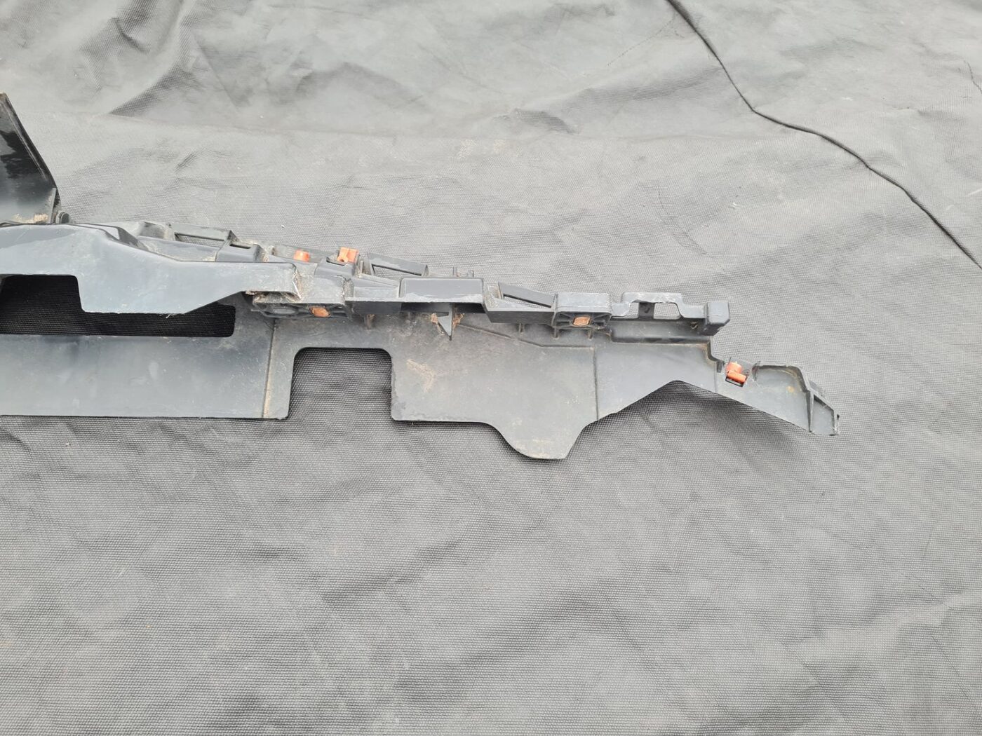 Radiatoru augšēja uzlika priekš OPEL INSIGNIA SPORTS TOURER 2010