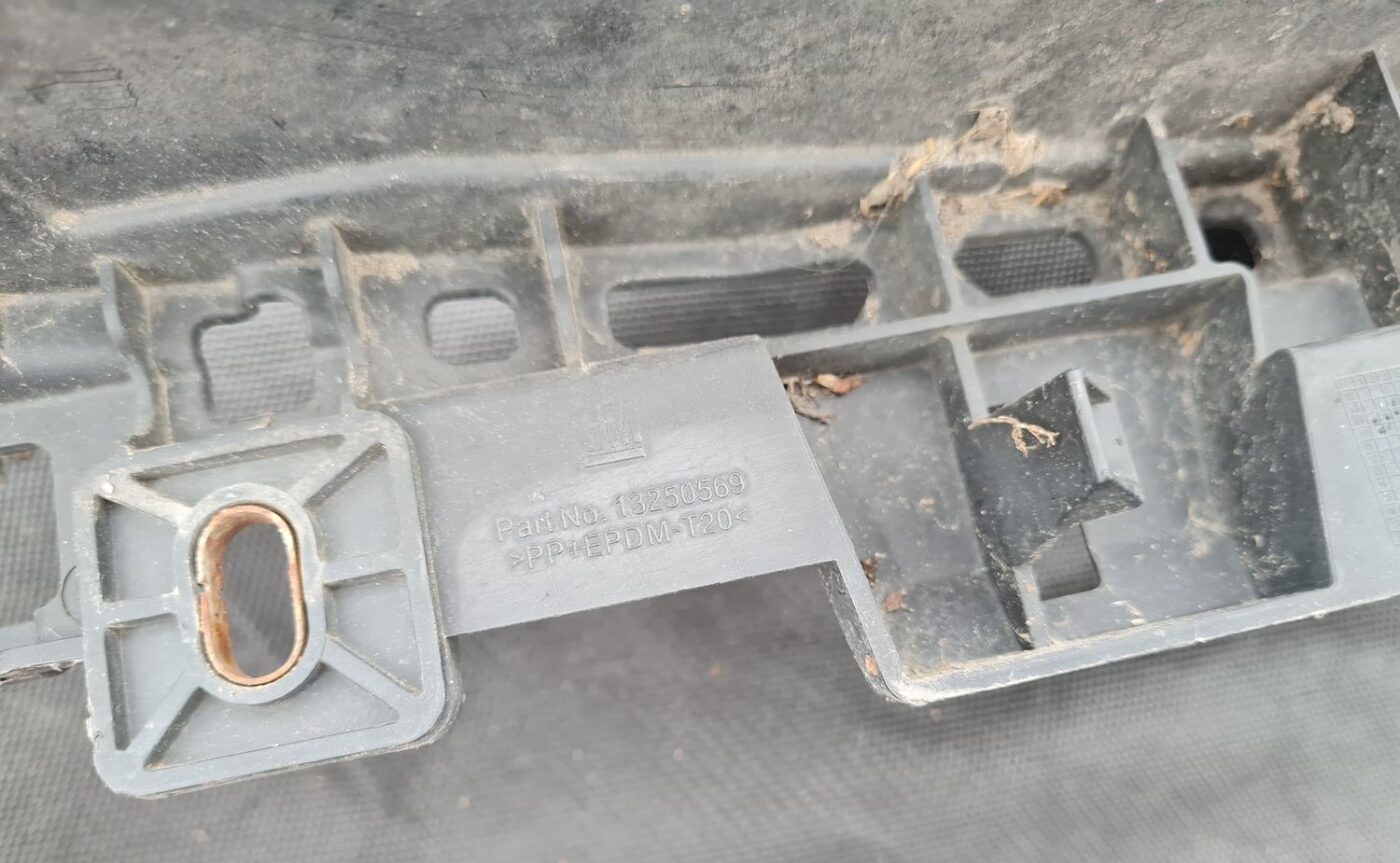 Radiatoru augšēja uzlika priekš OPEL INSIGNIA SPORTS TOURER 2010