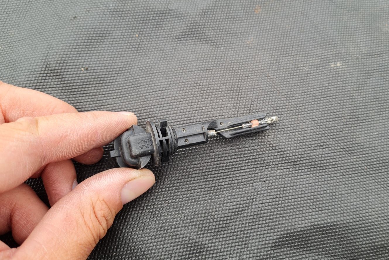 Dzesēšanas šķidruma līmeņa devējs priekš OPEL INSIGNIA SPORTS TOURER 2010 3 Dzesēšanas šķidruma līmeņa devējs priekš OPEL INSIGNIA SPORTS TOURER 2010