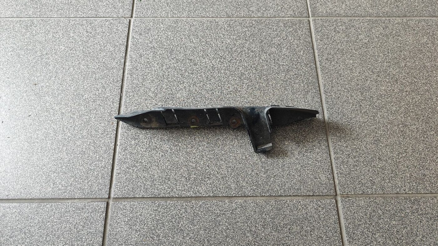 Priekšēja bufera kronšteins priekš BMW 520D E60 2006 ENG. 1 Priekšēja bufera kronšteins priekš BMW 520D E60 2006 ENG.