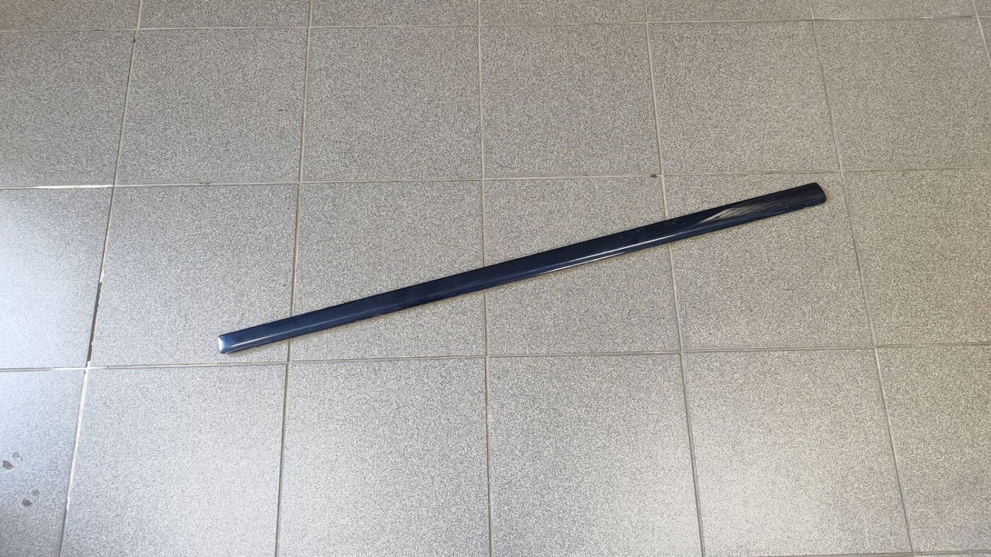 Priekšējo kreiso durvju moldings priekš AUDI A4 2005