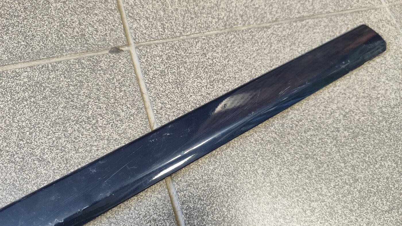 Priekšējo kreiso durvju moldings priekš AUDI A4 2005