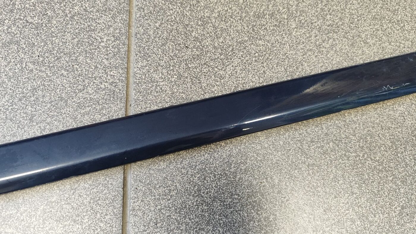 Priekšējo kreiso durvju moldings priekš AUDI A4 2005