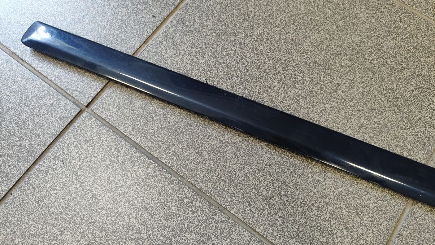 Priekšējo kreiso durvju moldings priekš AUDI A4 2005