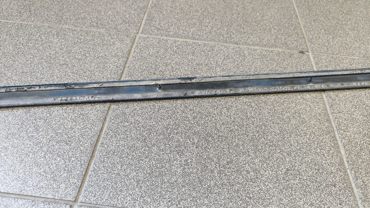 Priekšējo kreiso durvju moldings priekš AUDI A4 2005