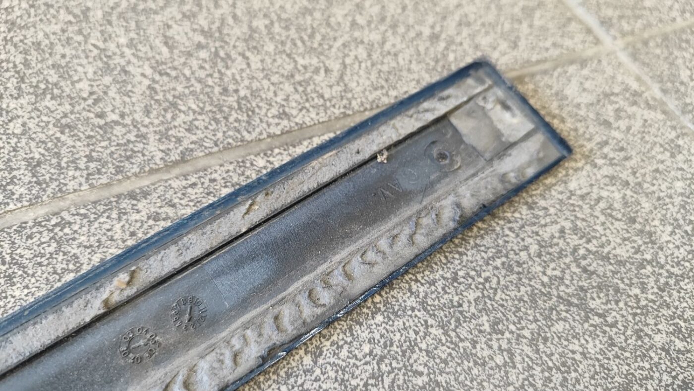 Priekšējo kreiso durvju moldings priekš AUDI A4 2005