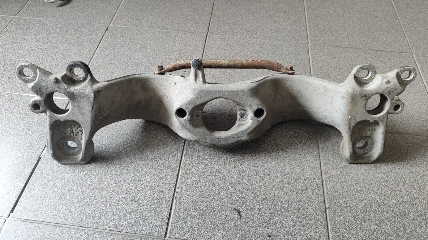 Pārnesumkārbas kronšteins priekš AUDI A4 AVANT 2004 4 Pārnesumkārbas kronšteins priekš AUDI A4 AVANT 2004