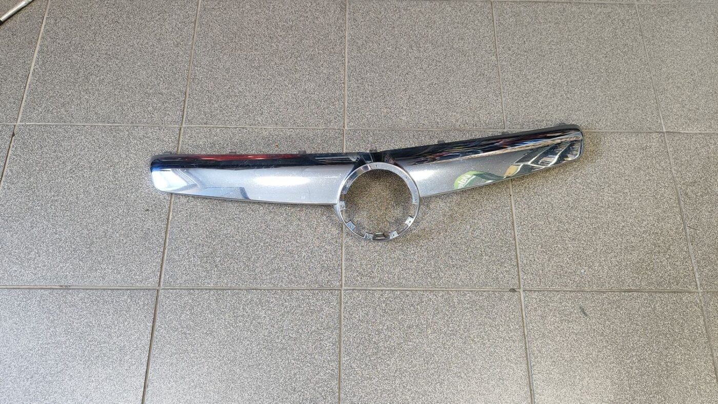 Priekšējā režģa hromēta uzlika priekš OPEL INSIGNIA SPORTS TOURER 2013