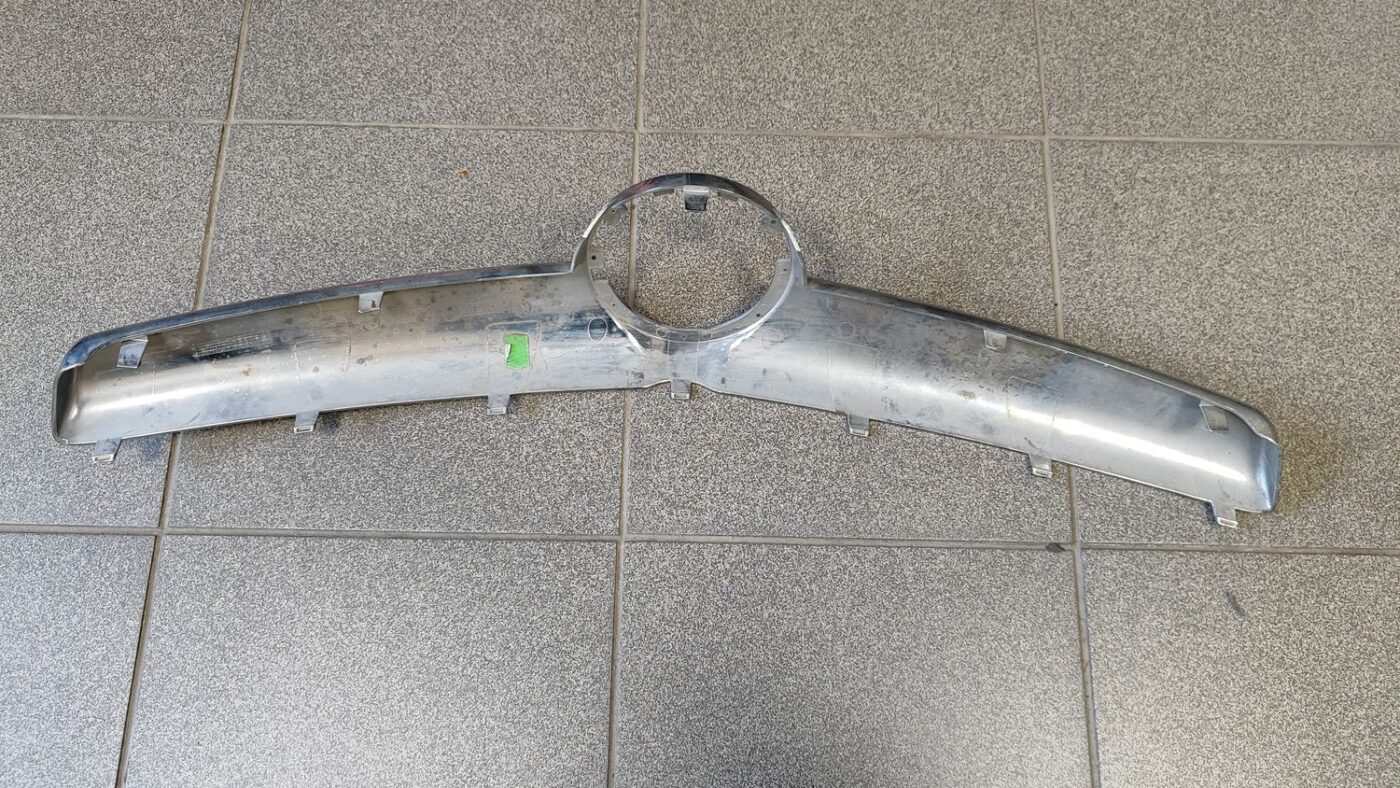 Priekšējā režģa hromēta uzlika priekš OPEL INSIGNIA SPORTS TOURER 2013