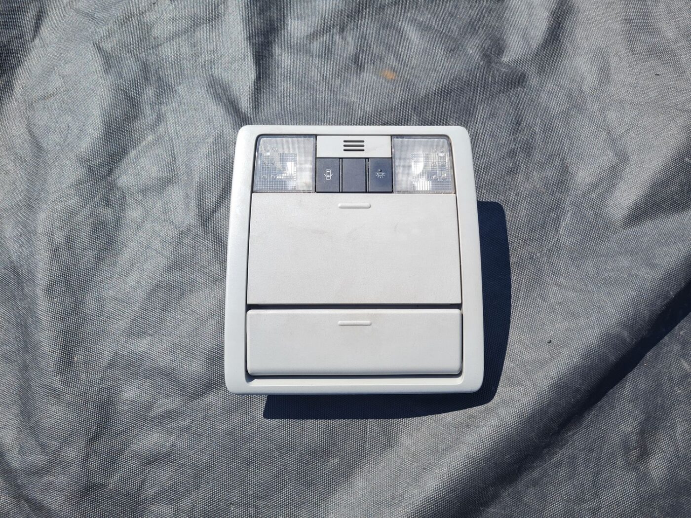 Salona apgaismojuma panelis priekš TOYOTA VERSO 2012 2 Salona apgaismojuma panelis priekš TOYOTA VERSO 2012