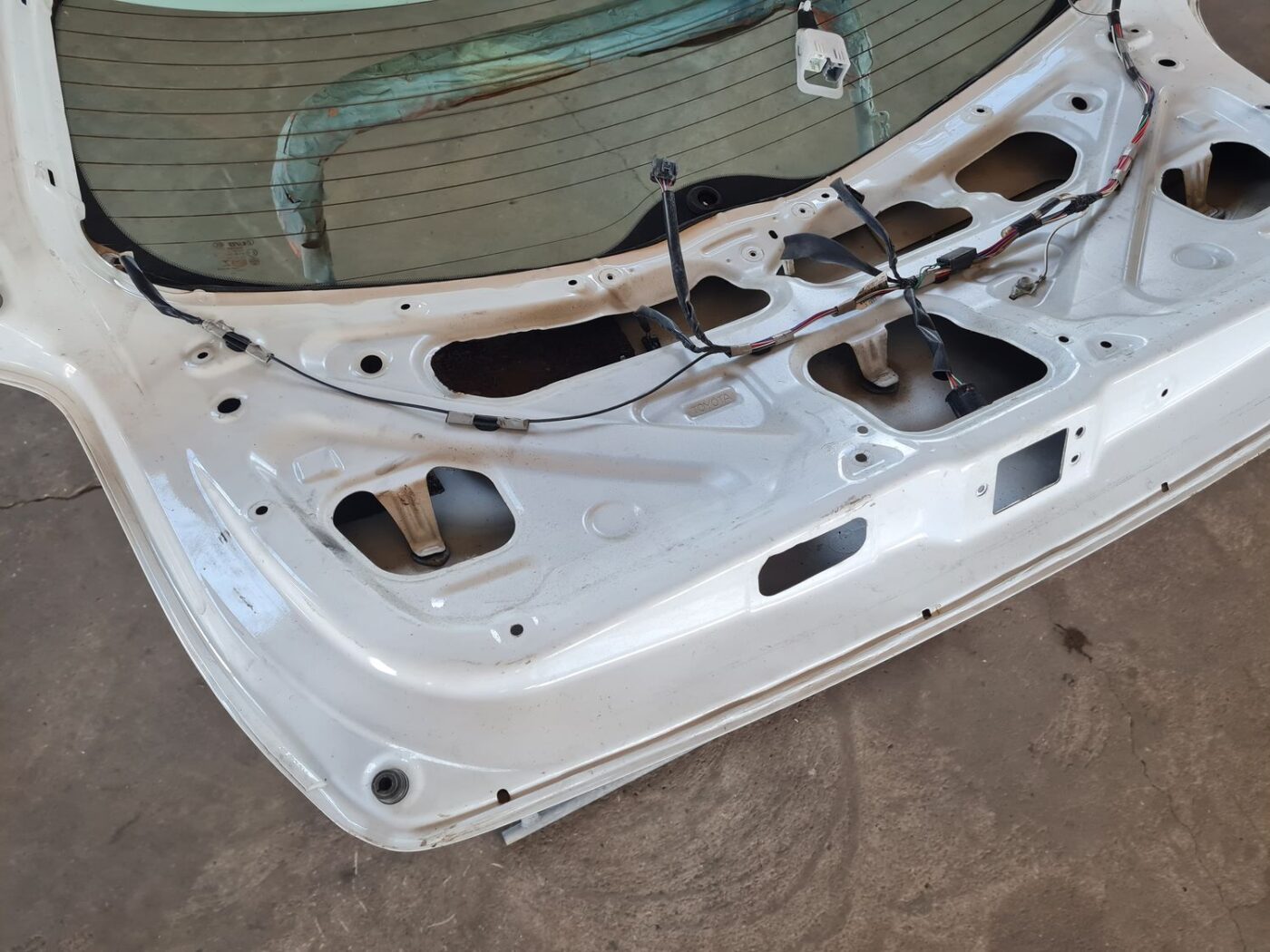 Bagāžnieka vāks priekš TOYOTA VERSO 2012 6 Bagāžnieka vāks priekš TOYOTA VERSO 2012