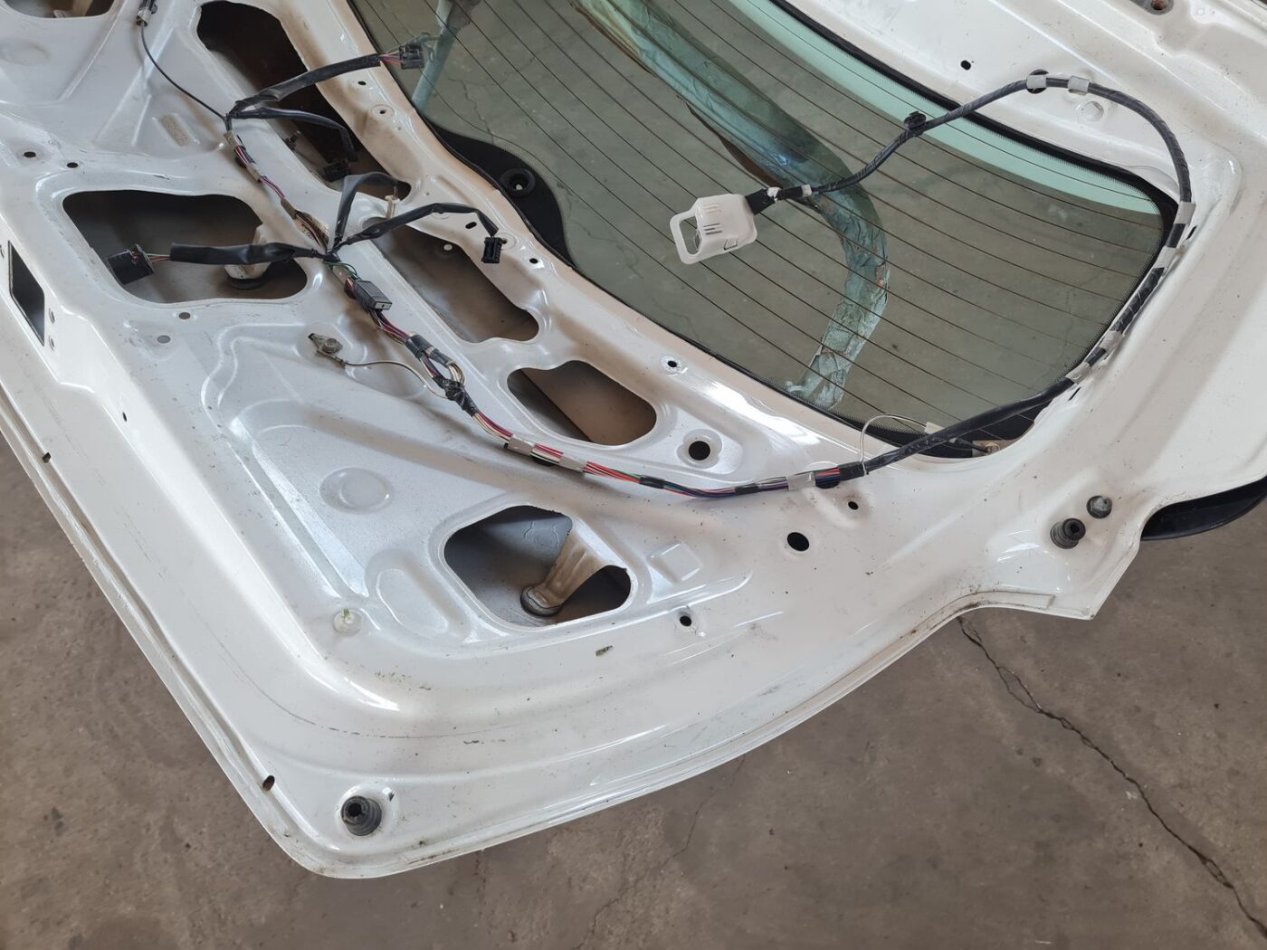 Bagāžnieka vāks priekš TOYOTA VERSO 2012 4 Bagāžnieka vāks priekš TOYOTA VERSO 2012