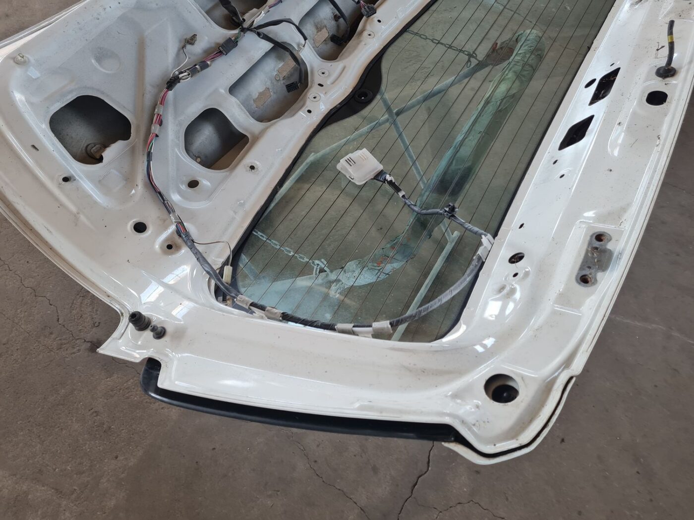 Bagāžnieka vāks priekš TOYOTA VERSO 2012 3 Bagāžnieka vāks priekš TOYOTA VERSO 2012