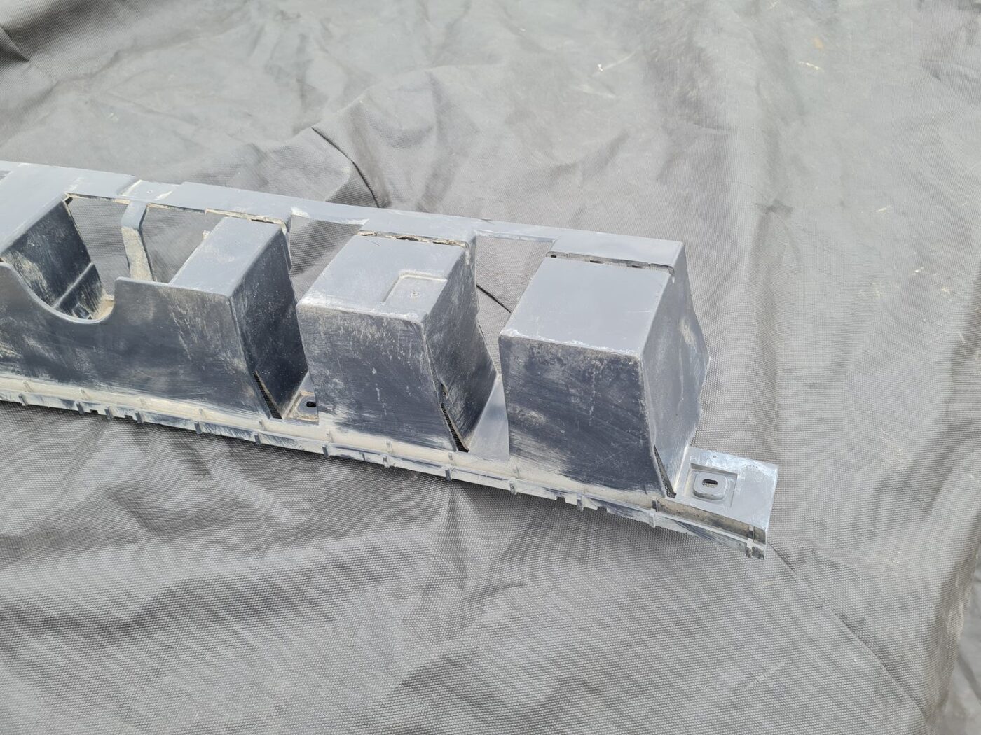 Aizmugurējā bufera centrālais stiprinājums priekš VOLVO S80 2007 GREY 3 Aizmugurējā bufera centrālais stiprinājums priekš VOLVO S80 2007 GREY