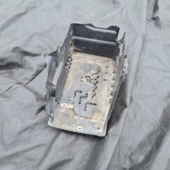 Akumulatora stiprināšanas korpuss priekš VOLVO S80 2007 GREY