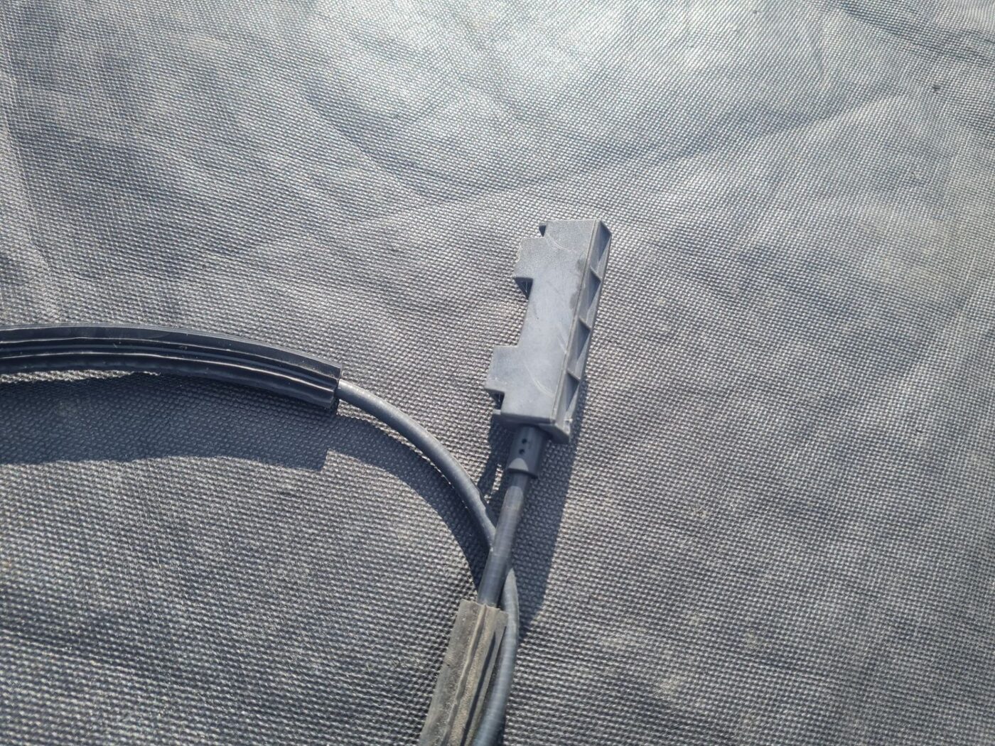 Pārsega slēdzenes trose priekš VW GOLF VARIANT 2012 2 Pārsega slēdzenes trose priekš VW GOLF VARIANT 2012