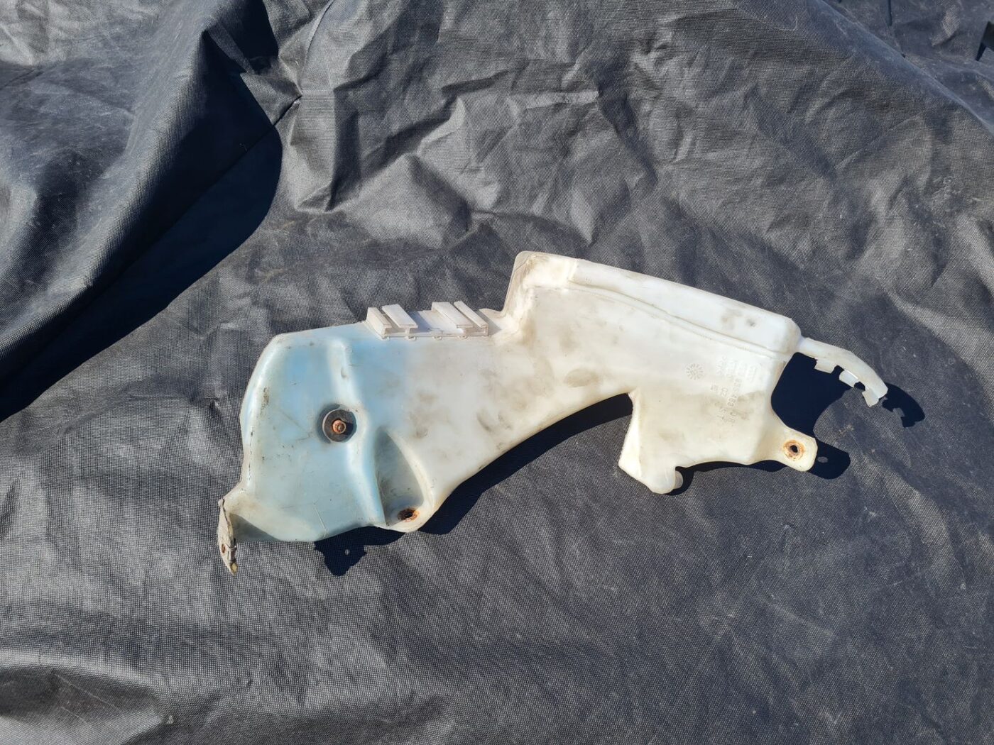 Mazgātāja šķidruma tvertne priekš AUDI A4 2003