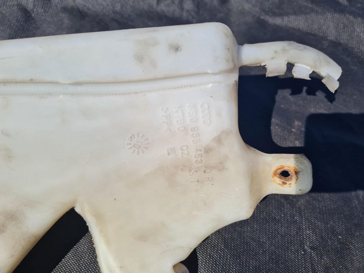 Mazgātāja šķidruma tvertne priekš AUDI A4 2003