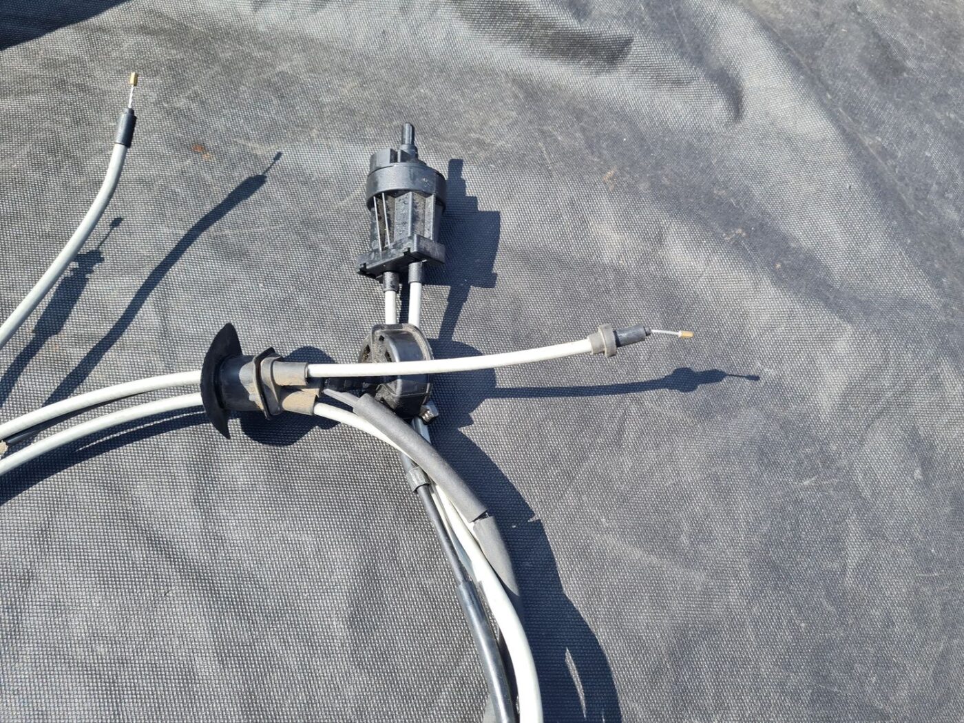 Pārsega slēdzenes trose priekš DACIA LODGY 2014 2 Pārsega slēdzenes trose priekš DACIA LODGY 2014