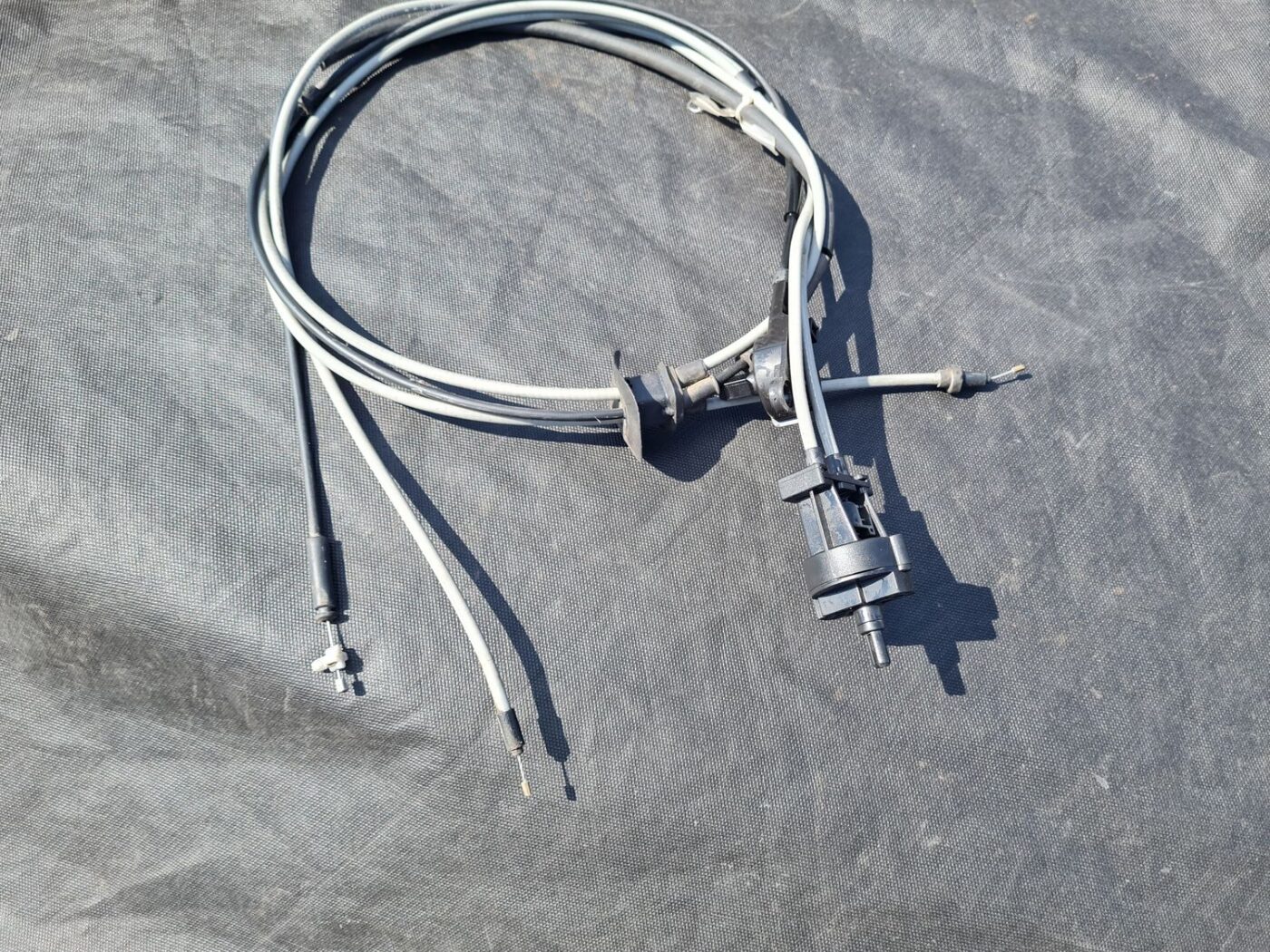 Pārsega slēdzenes trose priekš DACIA LODGY 2014 3 Pārsega slēdzenes trose priekš DACIA LODGY 2014