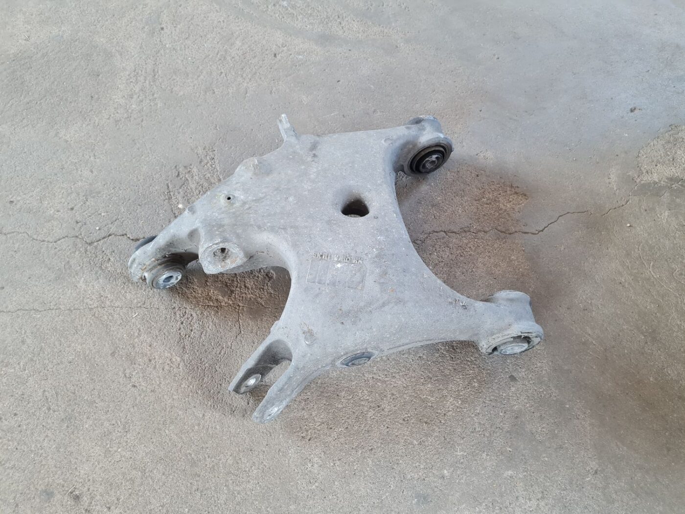 Aizmugures piekares svira priekš BMW 520D F11 2011 TOURING 2 Aizmugures piekares svira priekš BMW 520D F11 2011 TOURING