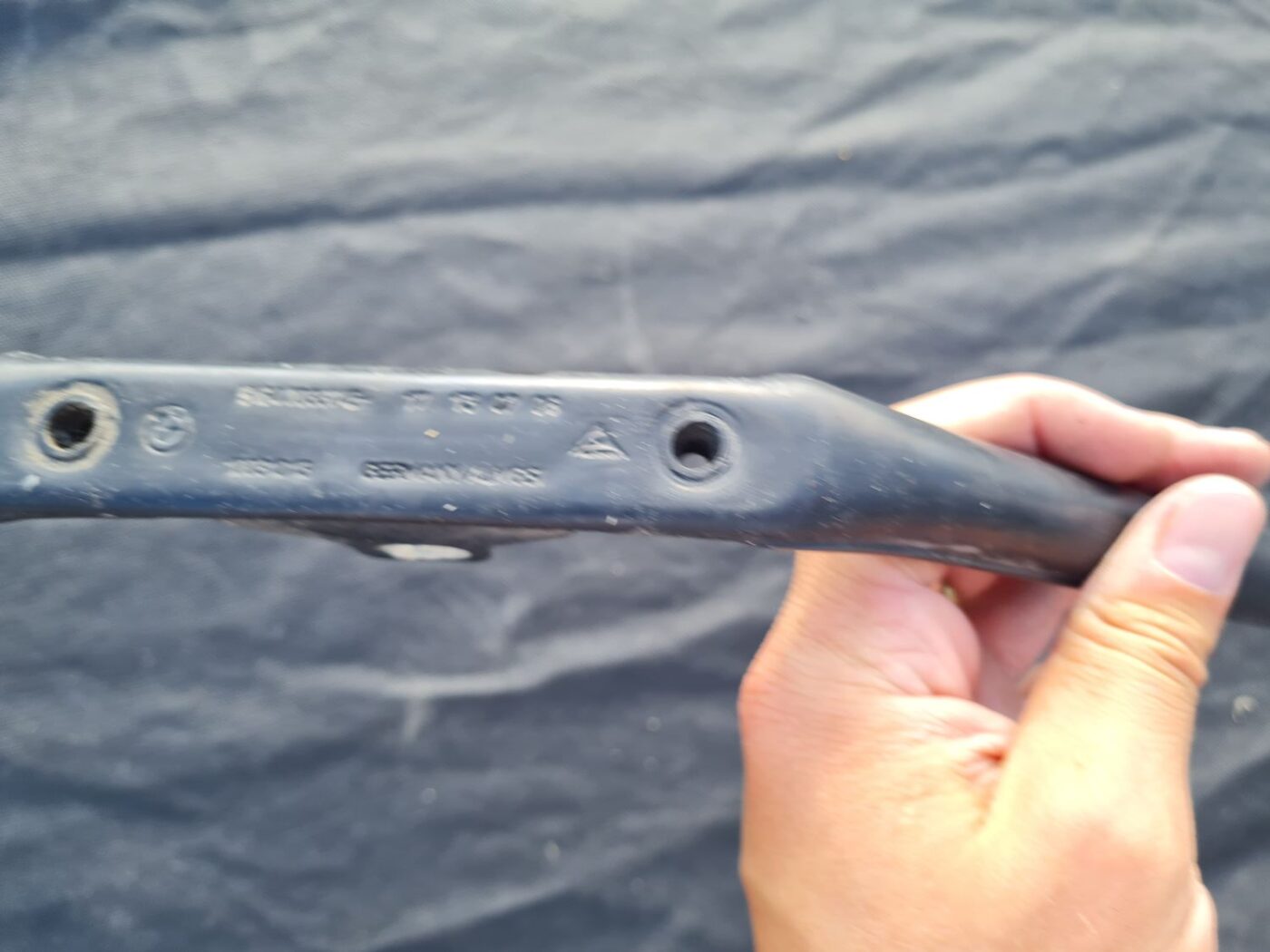 Radiatora kronšteins priekš BMW 525 E60 2006 OLIVE 2 Radiatora kronšteins priekš BMW 525 E60 2006 OLIVE