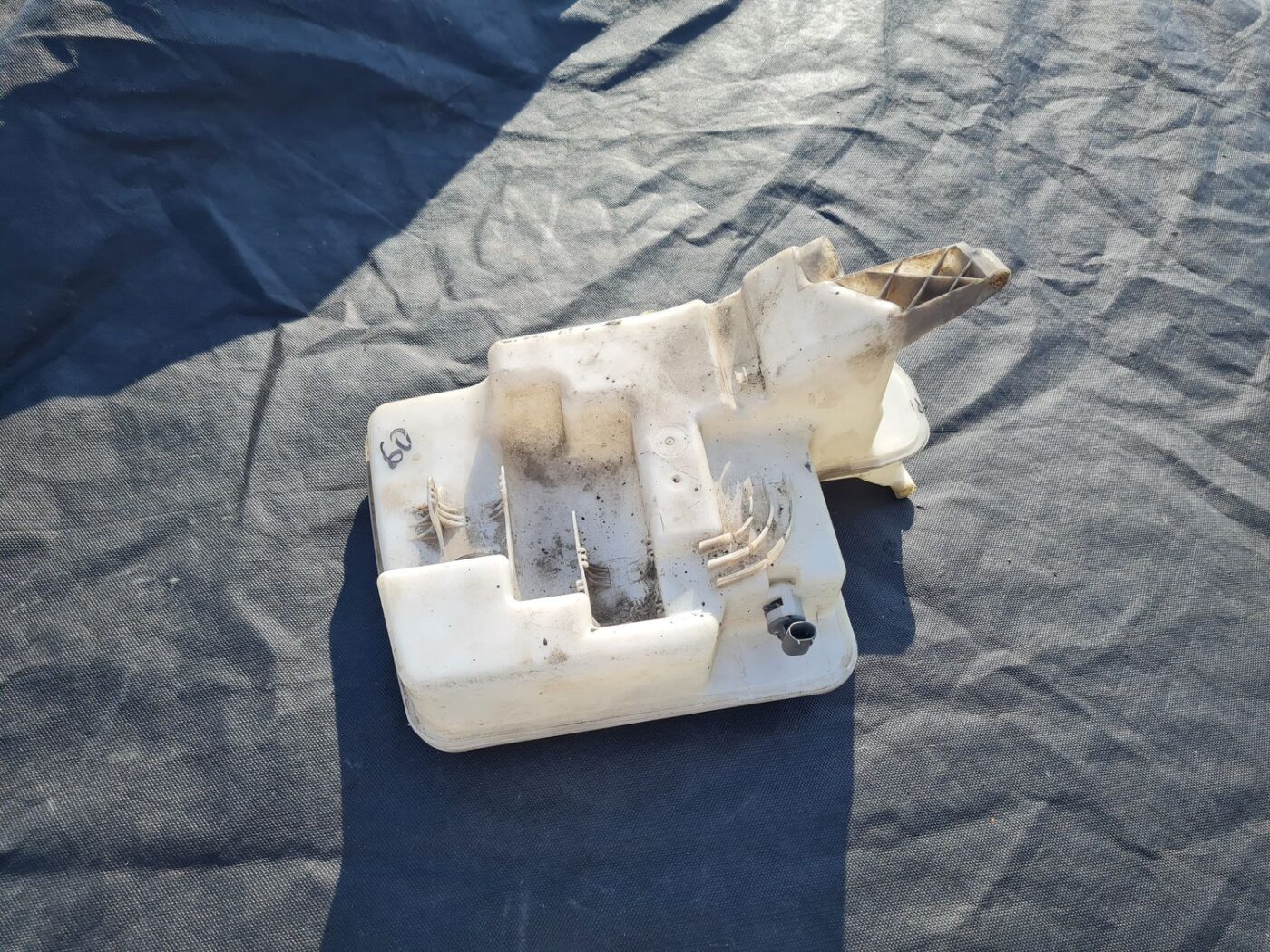 Mazgātāja šķidruma tvertne priekš BMW 525 E60 2006 OLIVE 1 Mazgātāja šķidruma tvertne priekš BMW 525 E60 2006 OLIVE